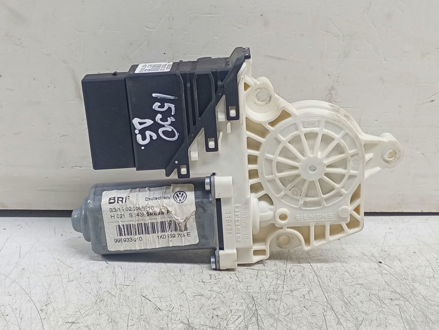Motoras geam dreapta spate 1K0959704E Skoda Octavia 2 (2004 - 2008)