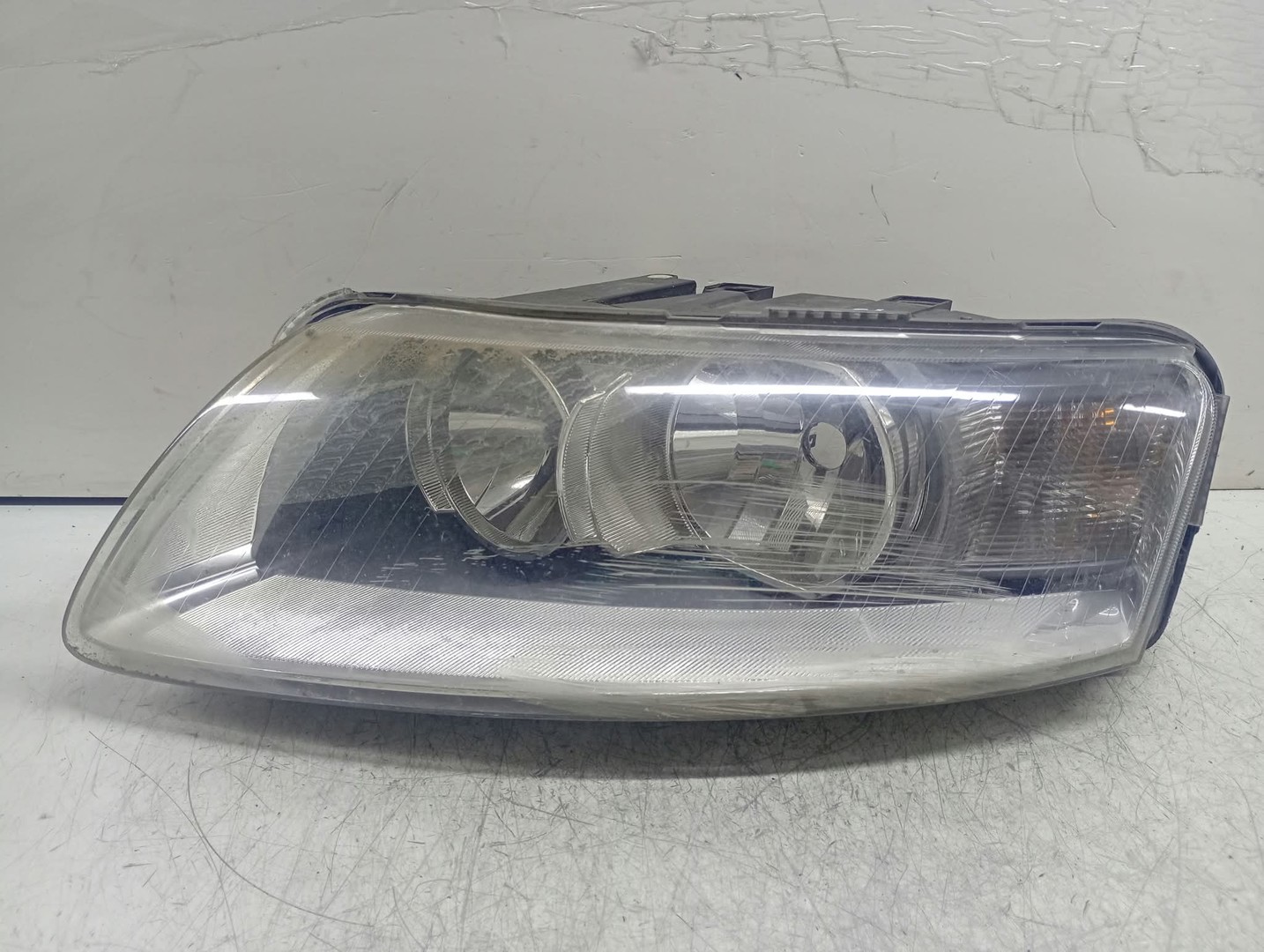 Far stanga 08-446-1111L Audi A6 4F/C6 (2004 - 2008)