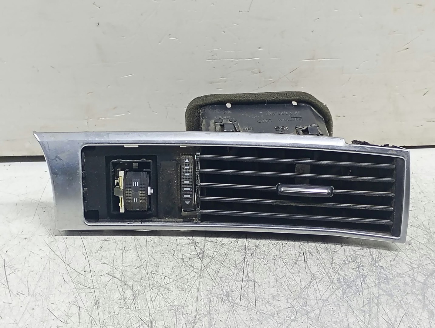 Grila ventilatie 4F2820902D Audi A6 4F/C6 (2004 - 2008)