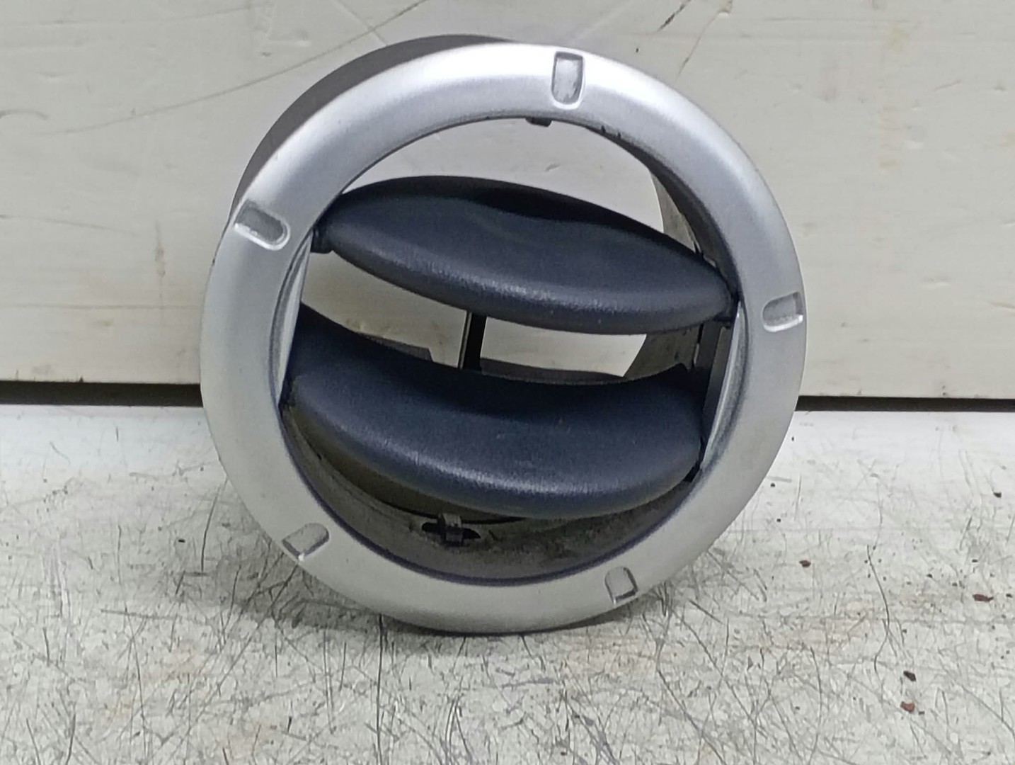 Grila ventilatie 8200212480 Dacia Sandero 1 (2008 - 2012)