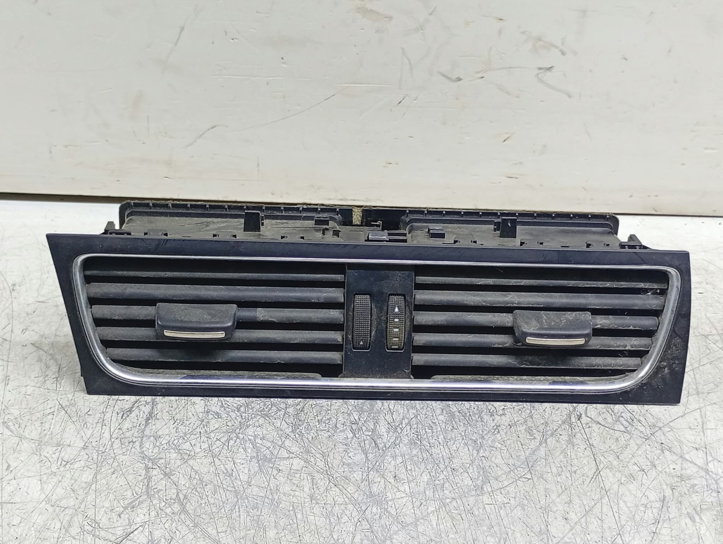 Grila ventilatie 8T1820951B Audi A5 8T (2007 - 2011)