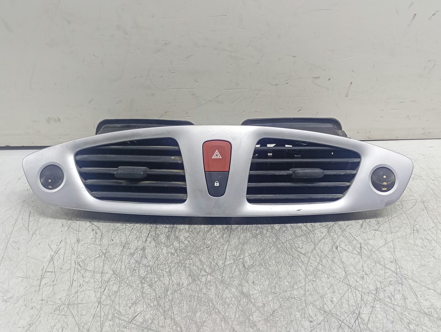 Grila ventilatie bord 682600031R Renault Grand Scenic 3 (2009 - 2012)