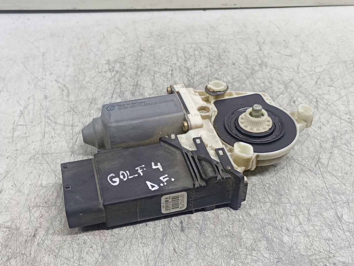 Motoras geam dreapta fata 105415-301 Volkswagen Golf 4 (1997 - 2006)