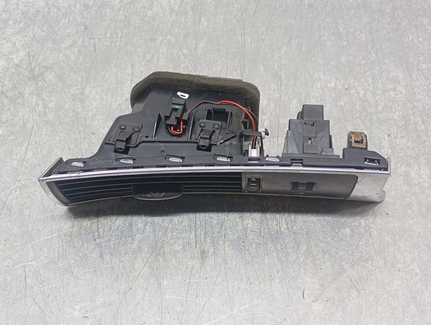 Grila ventilatie bord 4F2820902D Audi A6 4F/C6 (2004 - 2008)