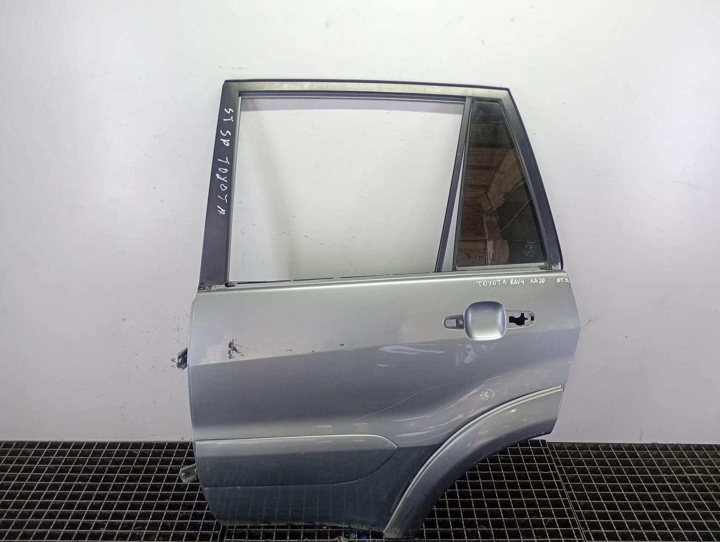 Usa stanga spate Toyota RAV4 2 generation (XA20) (2000 - 2003)
