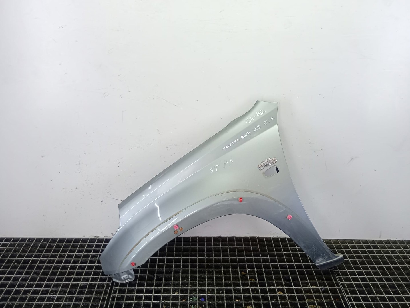 Aripa stanga fata Toyota RAV4 2 generation (XA20) (2000 - 2003)