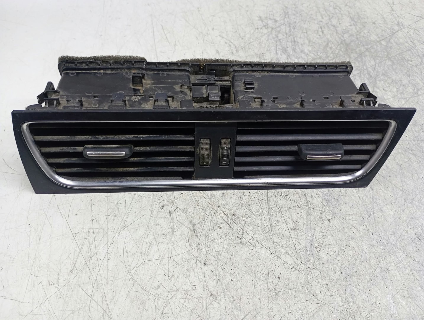 Grila ventilatie 8T2820951B Audi A4 B8/8K (2007 - 2011)