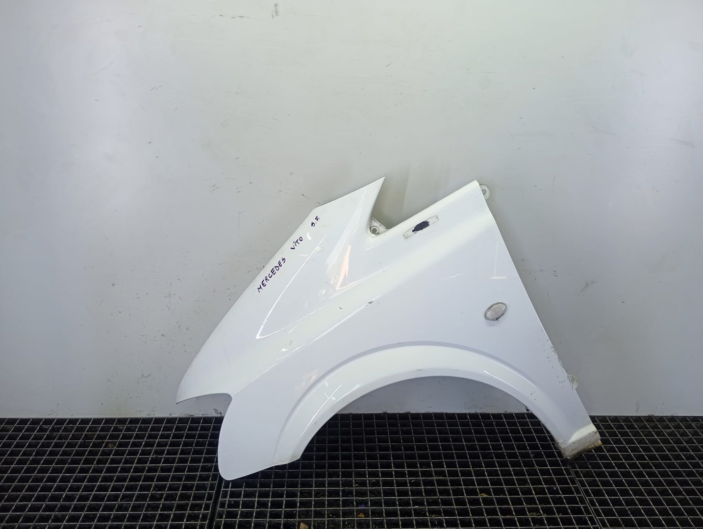 Aripa stanga fata Mercedes Benz Vito W639 (2003 - 2010)