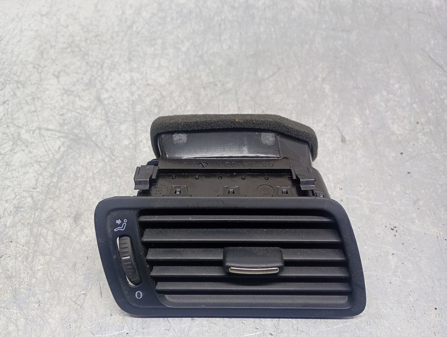 Grila ventilatie bord 3C1819702 Volkswagen Passat CC 1 (2008 - 2012)