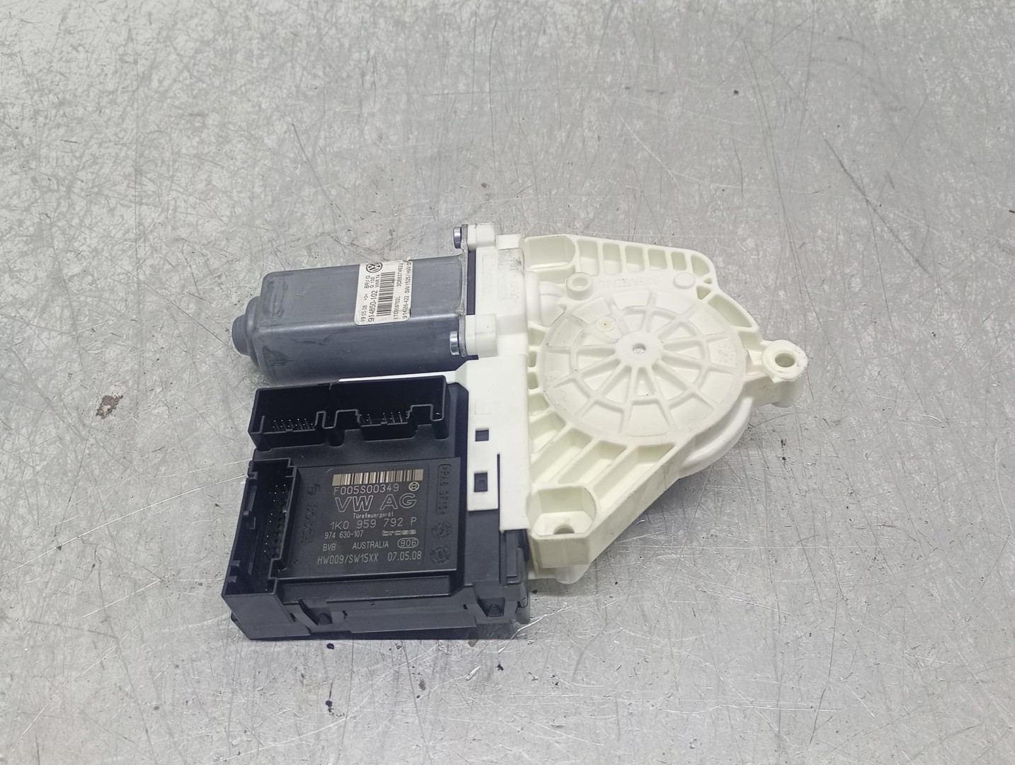 Motoras geam dreapta fata 1T0959702L Volkswagen Passat CC 1 (2008 - 2012)