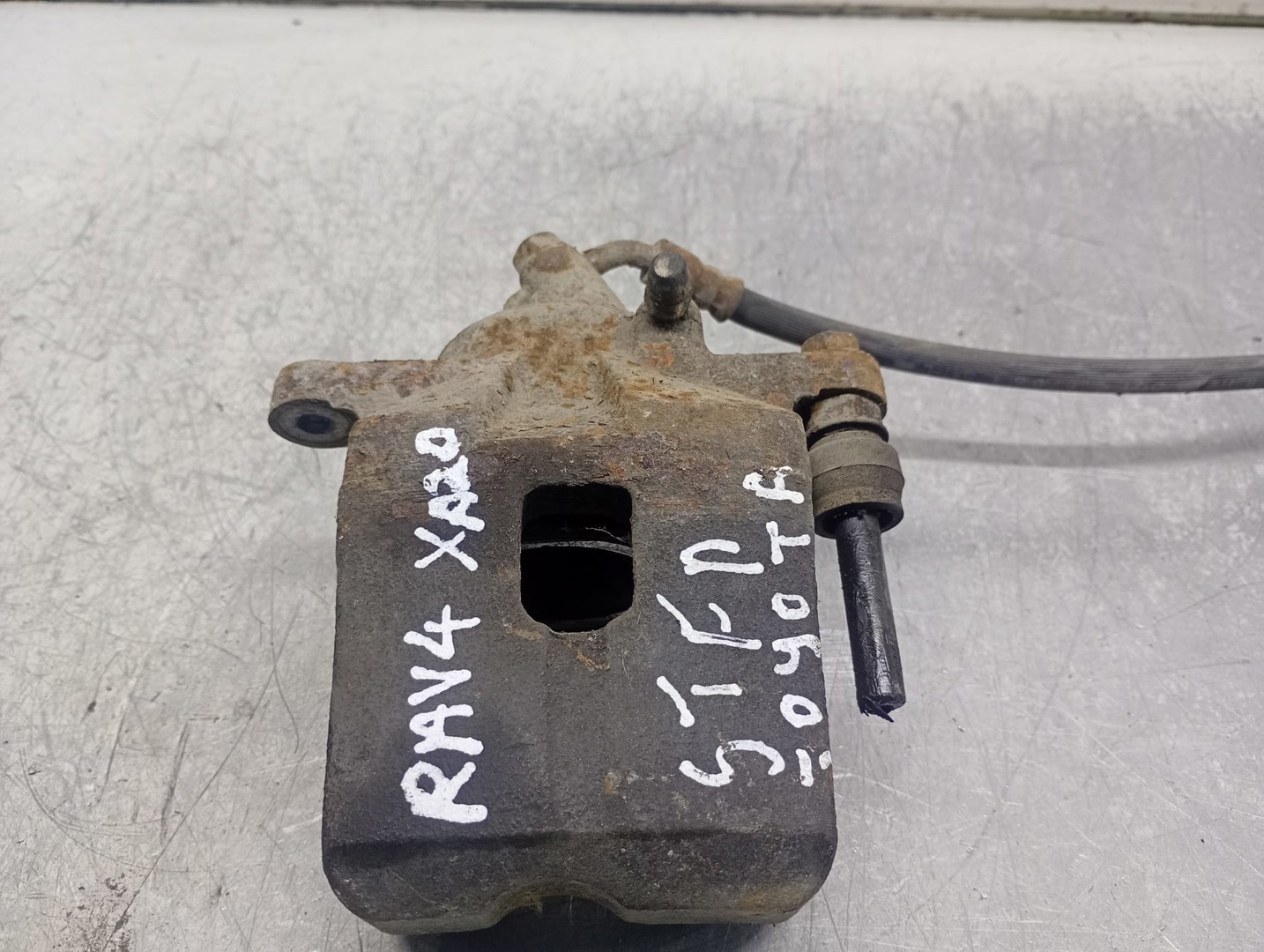 Etrier stanga fata Toyota RAV4 2 generation (XA20) (2000 - 2003)