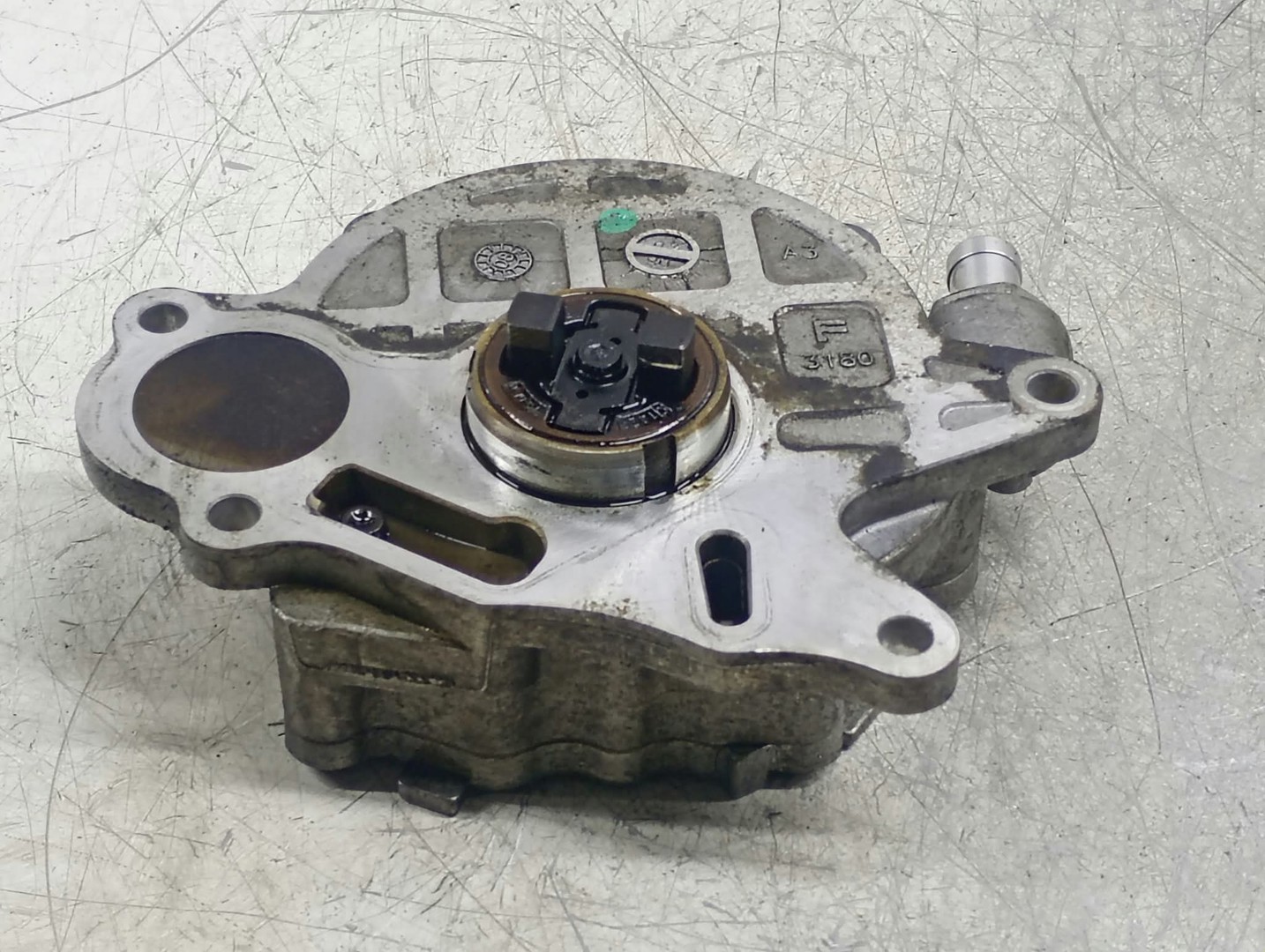 Pompa vacuum 03L145100 Volkswagen Passat B6 (2005 - 2010)