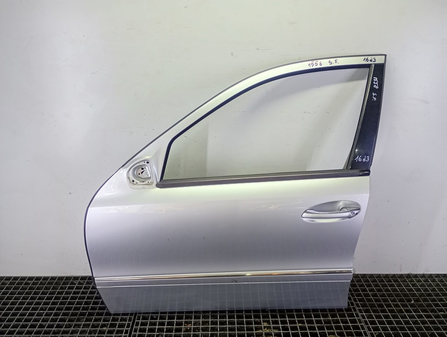 Usa stanga fata Mercedes Benz E-Class W211/S211 (2002 - 2006)