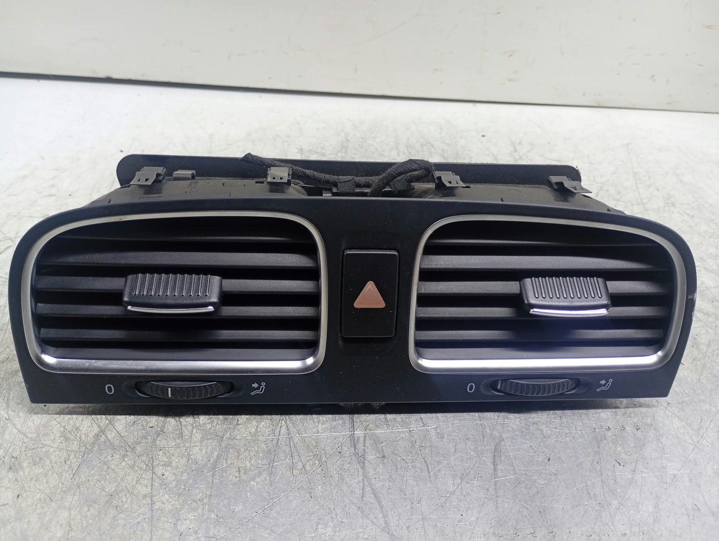 Grila ventilatie bord 5K0819728K Volkswagen Golf 6 (2008 - 2015)