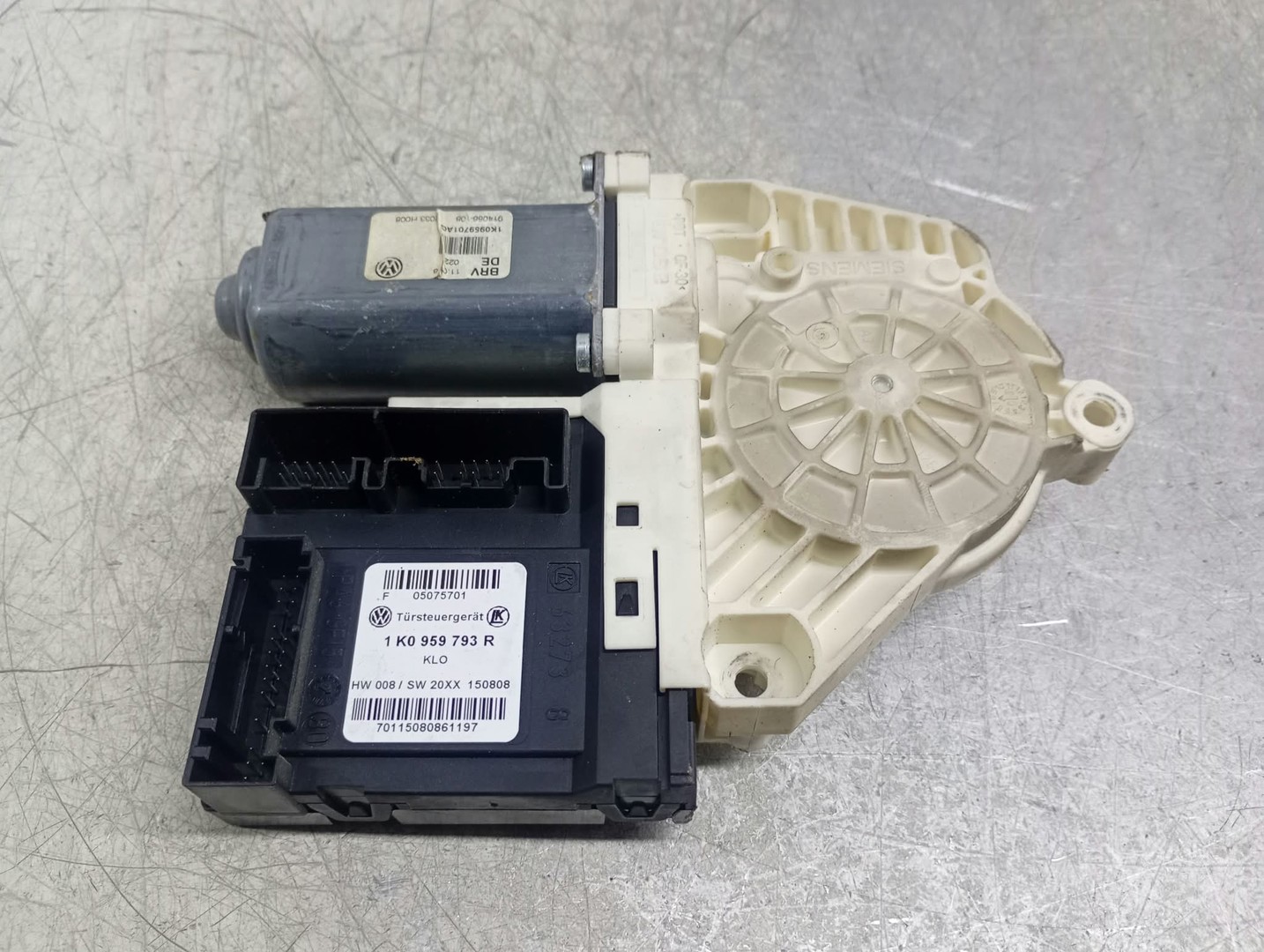 Motoras geam stanga fata 1K0959701AG Volkswagen Golf 6 (2008 - 2015)